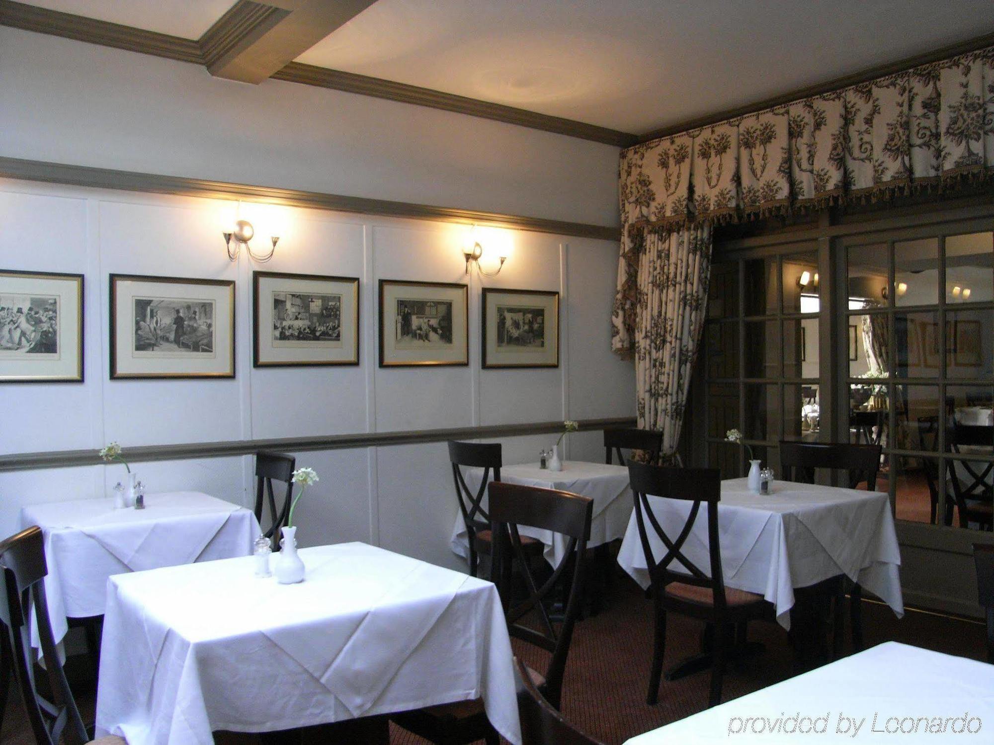 The Running Horses Hotel Mickleham Ristorante foto